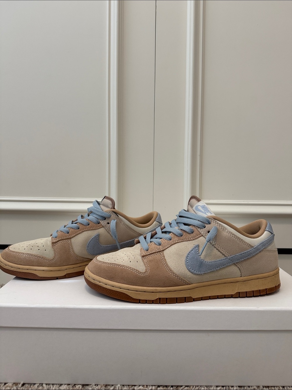 Nike Low-Top Sneakers in Beige and Light Blue